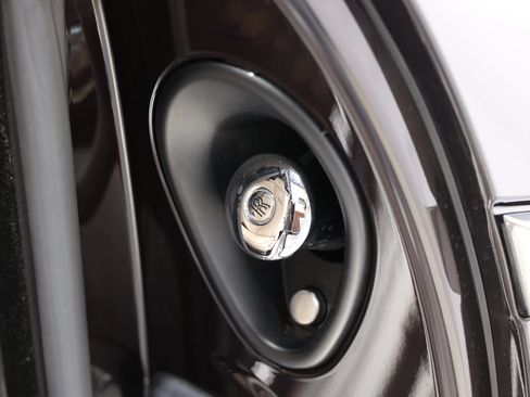 Used 2015 Rolls-Royce Wraith RWD image 98