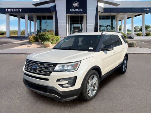 Used 2017 Ford Explorer XLT w/ Equipment Group 202A FWD image 4