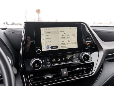 Used 2024 Toyota Highlander LE image 32