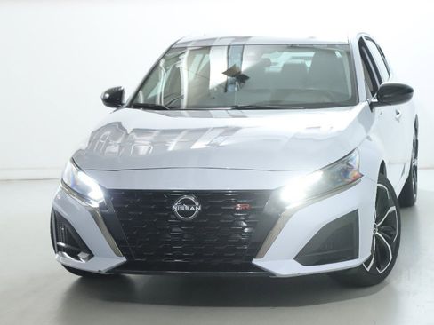 Certified 2024 Nissan Altima 2.5 SR w/ SR Premium Package image 3