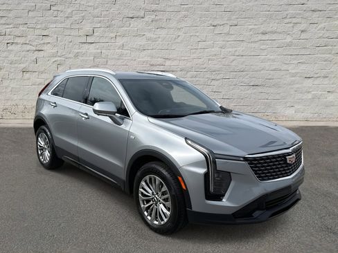 Used 2025 Cadillac XT4 Premium Luxury image 3