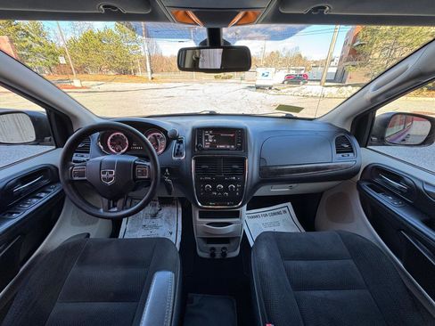 Used 2019 Dodge Grand Caravan SE image 7