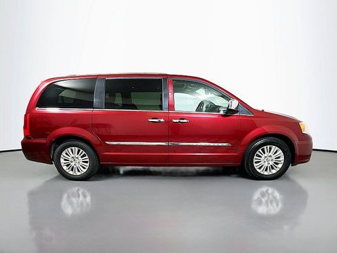 Used 2013 Chrysler Town & Country Limited w/ Luxury Group FWD image 8