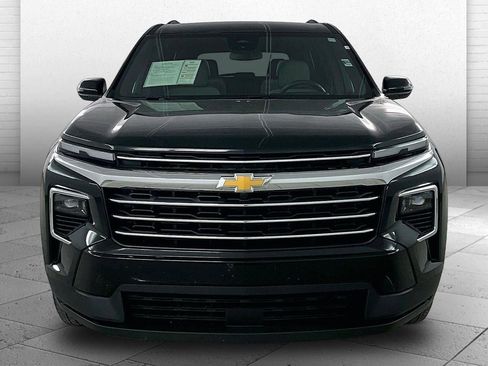 Used 2025 Chevrolet Traverse LT image 2