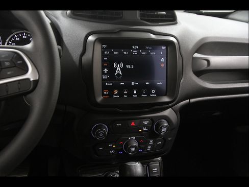 Used 2023 Jeep Renegade Latitude AWD/4WD image 9