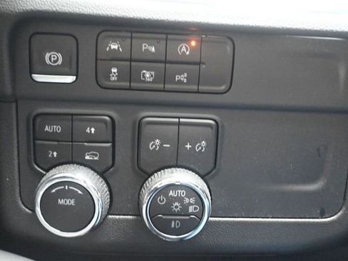 Used 2025 Chevrolet Suburban Premier AWD/4WD image 26