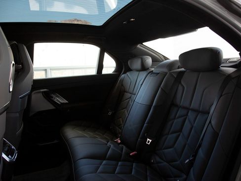 Certified 2025 BMW 760i xDrive w/ Executive Package image 25