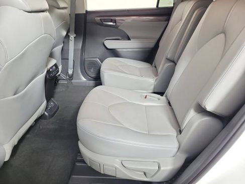 Used 2023 Toyota Highlander Limited FWD image 12