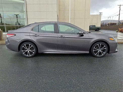 Used 2019 Toyota Camry SE image 12