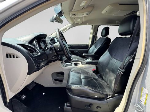 Used 2012 Chrysler Town & Country Limited FWD image 20