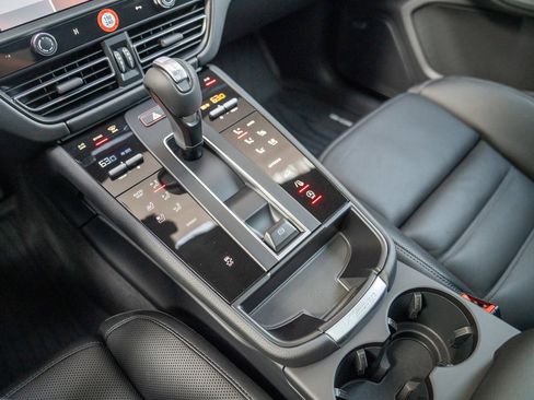 Certified 2025 Porsche Macan image 18