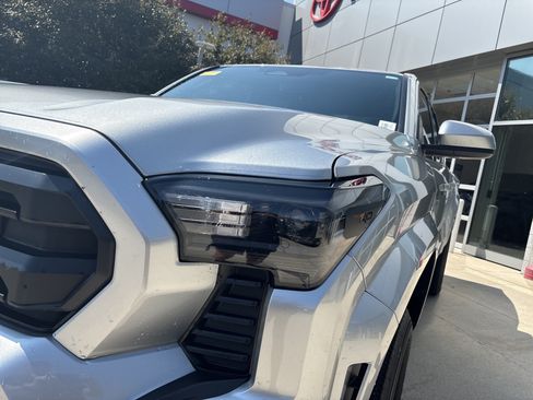 Used 2025 Toyota Tacoma SR5 AWD/4WD image 11