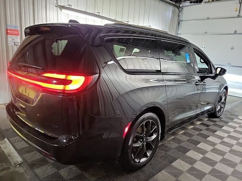 Used 2025 Chrysler Pacifica Limited image 4