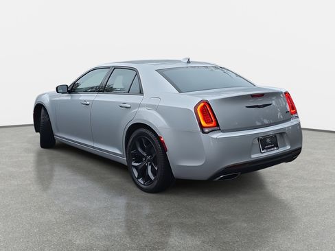 Used 2023 Chrysler 300 Touring w/ Sport Appearance Package image 7