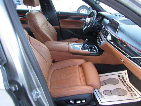 Used 2021 BMW 750i xDrive w/ Executive Package image 7