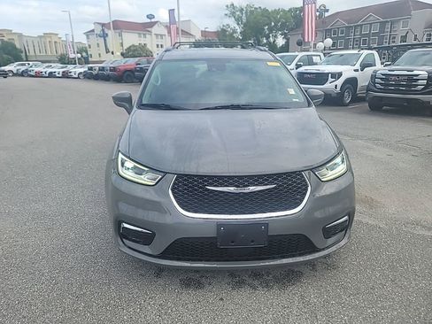 Used 2022 Chrysler Pacifica Touring-L FWD image 2
