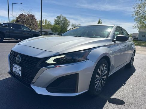 Used 2024 Nissan Altima 2.5 SV FWD image 2