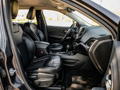 Used 2019 Jeep Cherokee Latitude Plus w/ Comfort/Convenience Group image 40