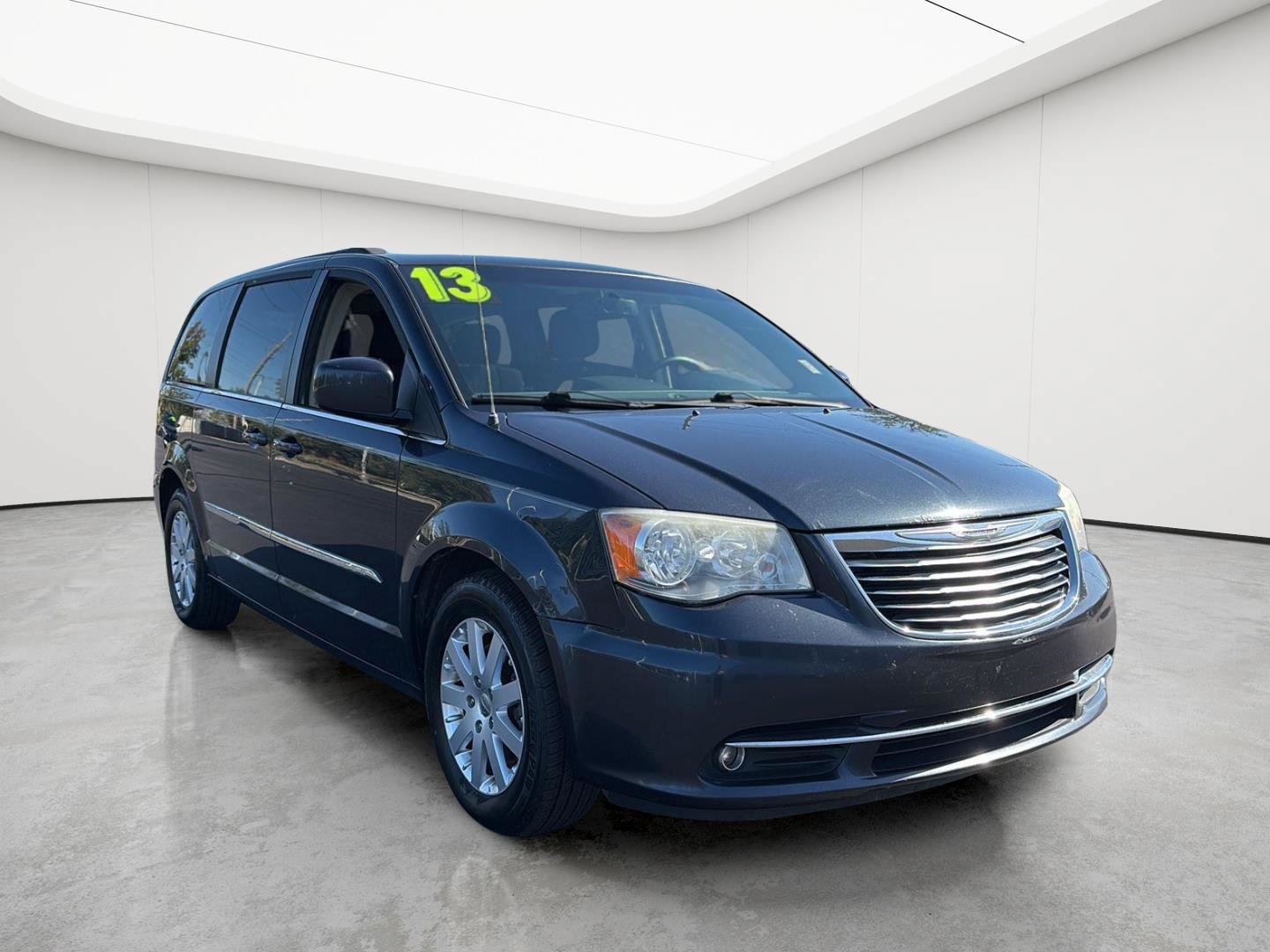 Used 2013 Chrysler Town & Country Touring FWD image 32