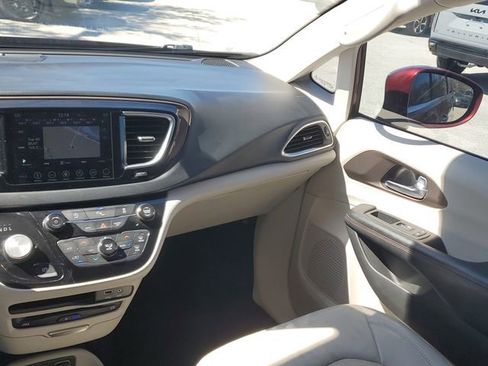 Used 2019 Chrysler Pacifica Touring-L Plus image 13