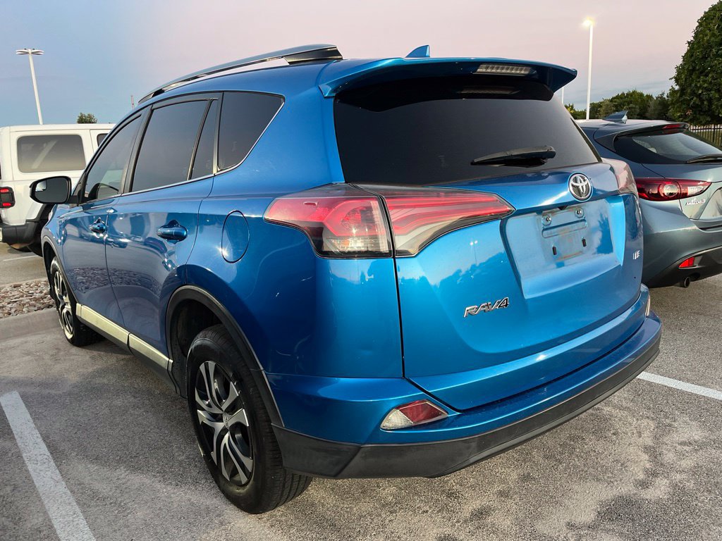 Used 2018 Toyota RAV4 LE FWD image 4