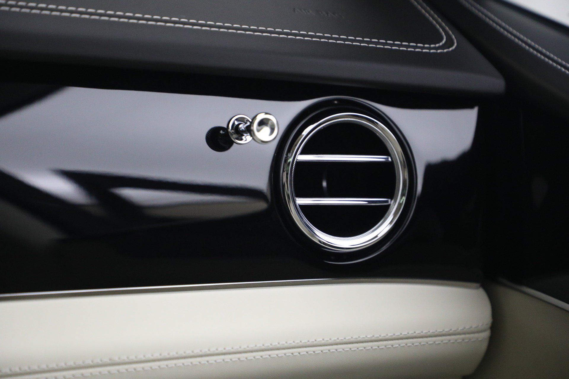 Certified 2022 Bentley Bentayga AWD/4WD image 32