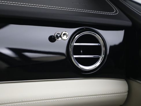 Certified 2022 Bentley Bentayga AWD/4WD image 32