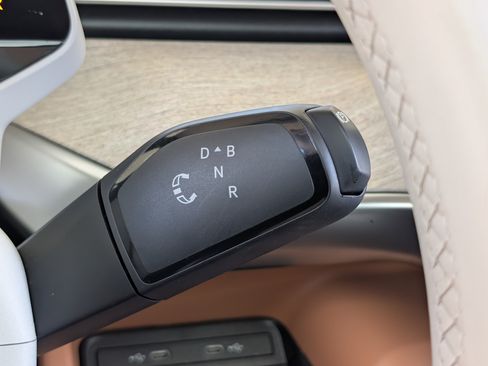 Used 2025 Volkswagen ID. Buzz 1st Edition RWD image 35
