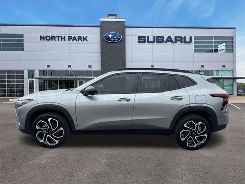 Used 2025 Chevrolet Trax RS w/ Driver Confidence Package FWD image 3