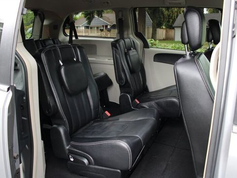Used 2014 Chrysler Town & Country Touring image 6