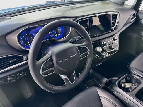 Used 2025 Chrysler Pacifica Select FWD image 11