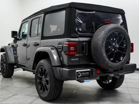 Used 2024 Jeep Wrangler Unlimited Sahara w/ Technology Group AWD/4WD image 11
