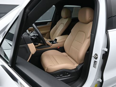 Certified 2025 Porsche Cayenne AWD/4WD image 5