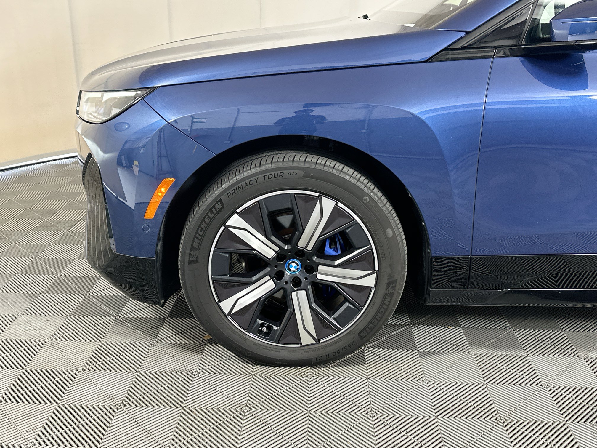 Used 2024 BMW iX xDrive50 w/ Sport Package AWD/4WD image 11