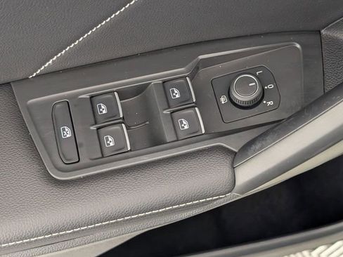 Used 2024 Volkswagen Tiguan SE image 12