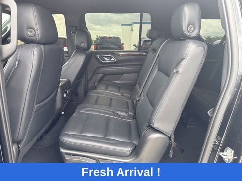Used 2023 GMC Yukon XL SLE RWD image 3