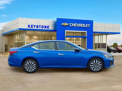 Used 2025 Nissan Altima 2.5 SV FWD image 8