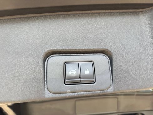 Used 2025 Nissan Rogue SV FWD image 22