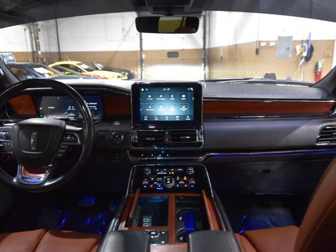 Used 2018 Lincoln Navigator L Reserve w/ Technology Package AWD/4WD image 37
