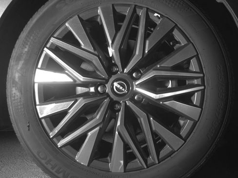 Used 2025 Nissan Altima 2.5 SV FWD image 13