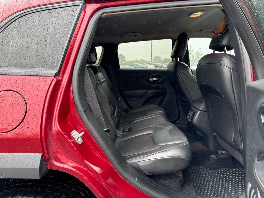 Used 2017 Jeep Cherokee Trailhawk AWD/4WD image 12