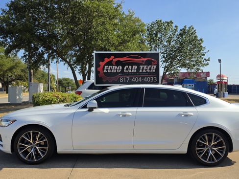 Used 2018 Volvo S90 T5 Momentum FWD image 2