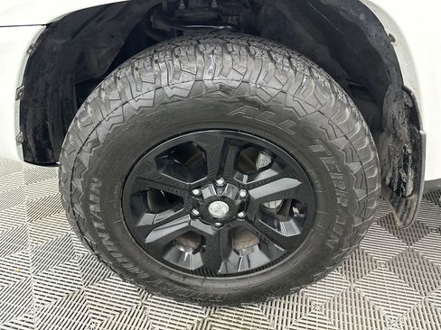 Used 2018 Toyota 4Runner SR5 AWD/4WD image 12