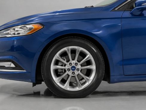 Used 2017 Ford Fusion SE w/ Fusion SE Technology Package FWD image 9
