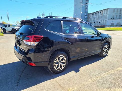 Used 2022 Subaru Forester Premium image 7