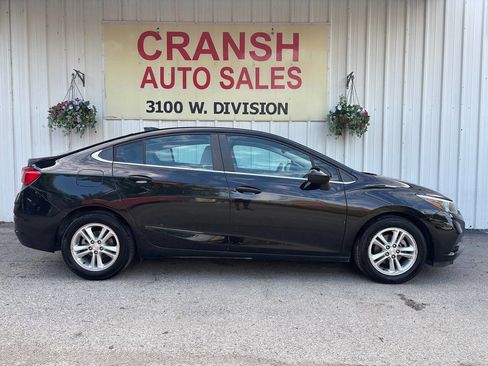 Used 2018 Chevrolet Cruze LT image 2