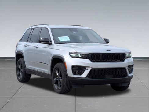 Used 2024 Jeep Grand Cherokee Altitude AWD/4WD image 7