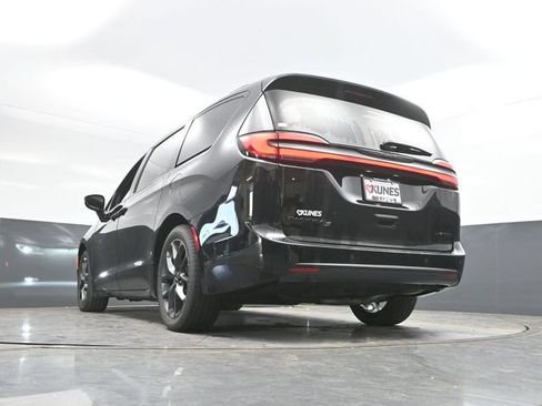 Used 2025 Chrysler Pacifica Limited FWD image 55