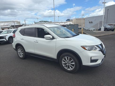 Used 2020 Nissan Rogue SV image 2