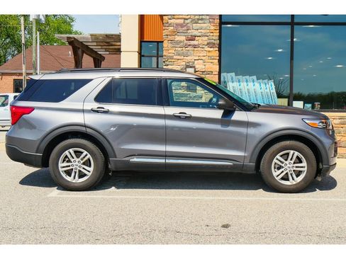 Used 2021 Ford Explorer XLT image 2